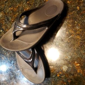 Oofos woman's thong sandal
